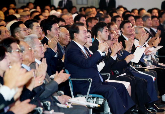 윤석열 대통령이 15일 서울 서대문구 이화여대 대강당에서 열린 제78주년 광복절 경축식에서 경축공연에 엄지손가락을 들어보이며 호응하고 있다.  [대통령실통신사진기자단]